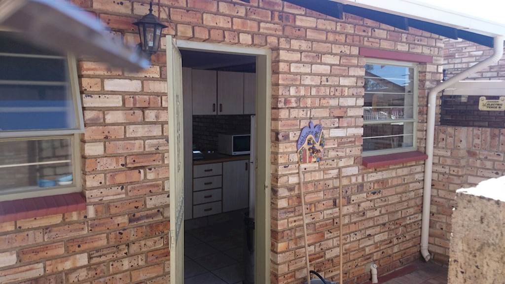 2 Bed Townhouse in Krugersdorp North photo number 1