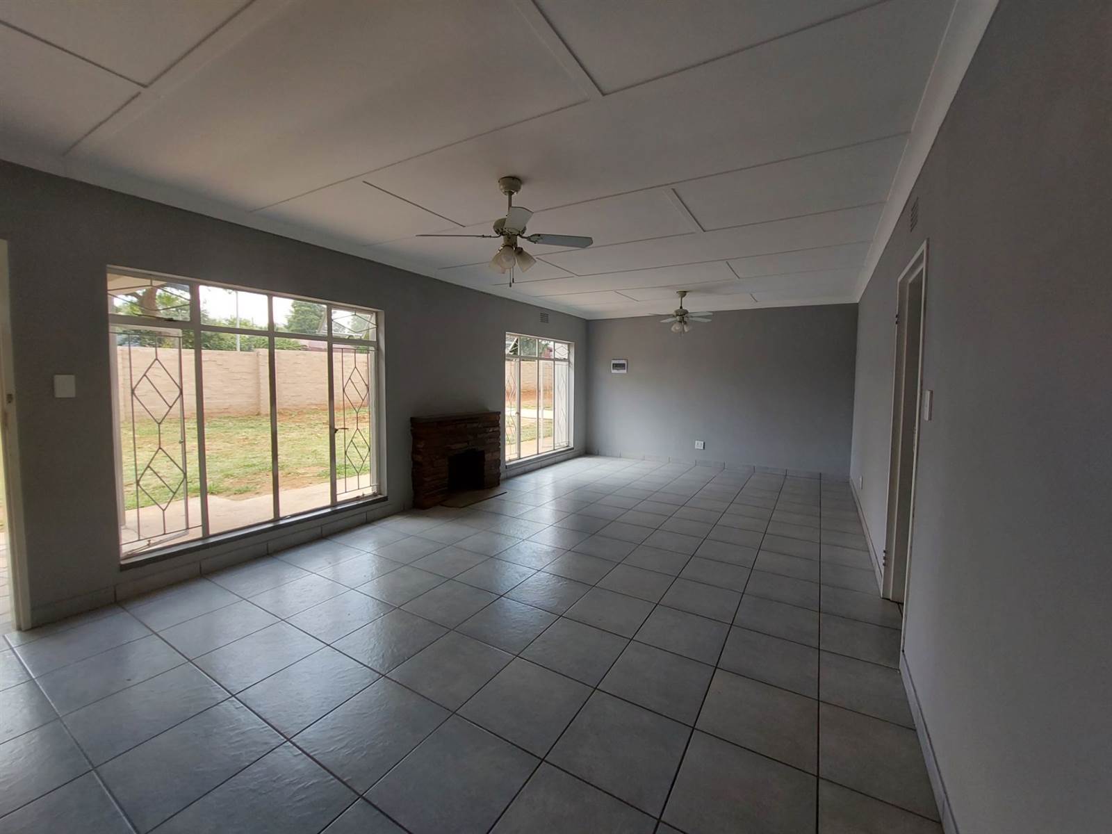 3 Bed House in Rensburg photo number 2