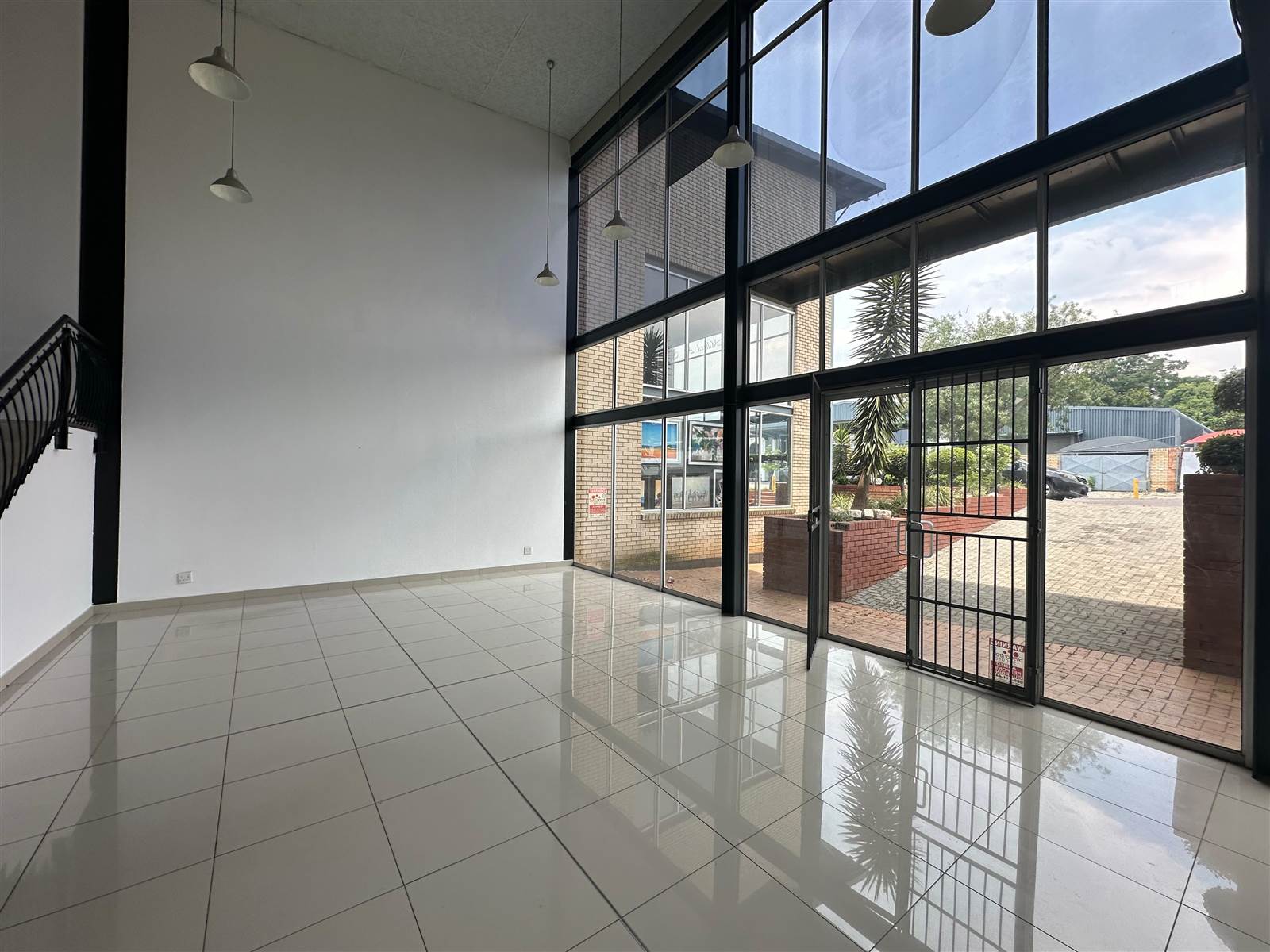 250  m² Commercial space in North Riding photo number 3