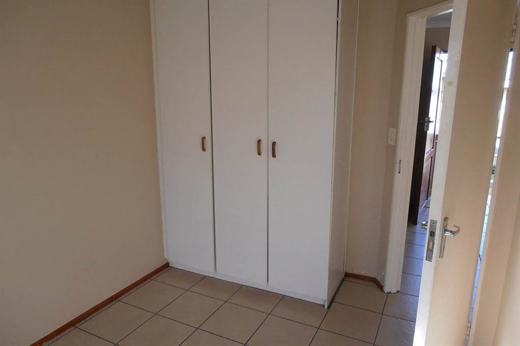 1 Bed Apartment in Oakglen photo number 4