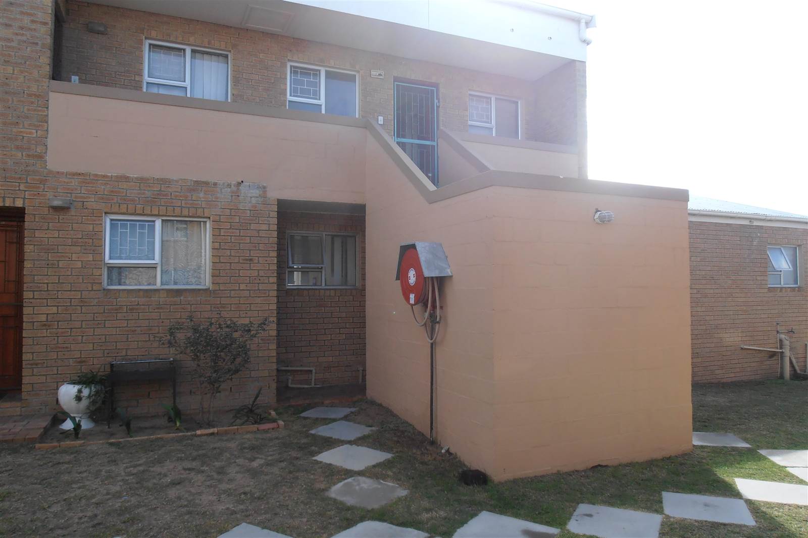 1 Bed Apartment in Oakglen photo number 2
