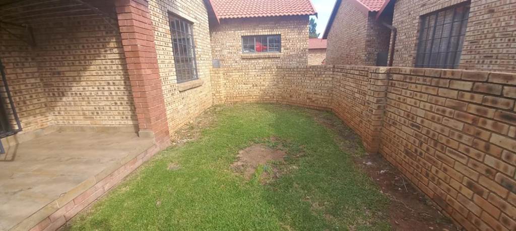 2 Bed Townhouse in Meyerton Central photo number 2