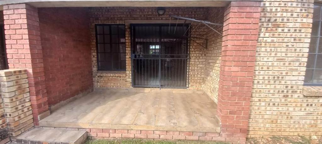 2 Bed Townhouse in Meyerton Central photo number 3