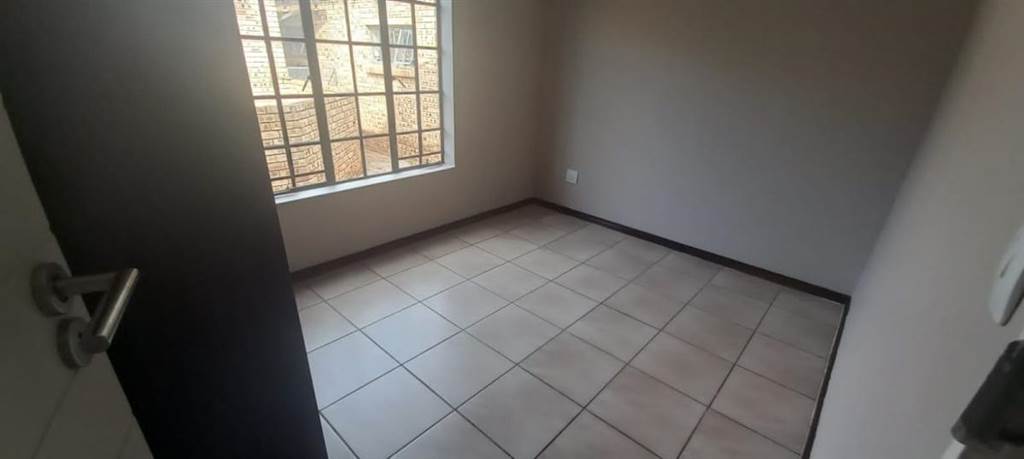 2 Bed Townhouse in Meyerton Central photo number 10