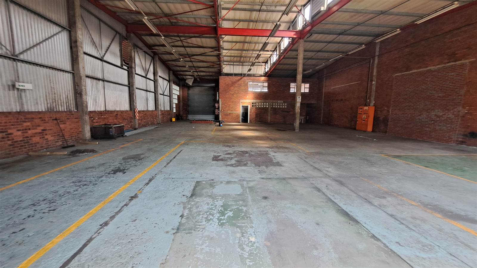 613  m² Industrial space in Alton photo number 1