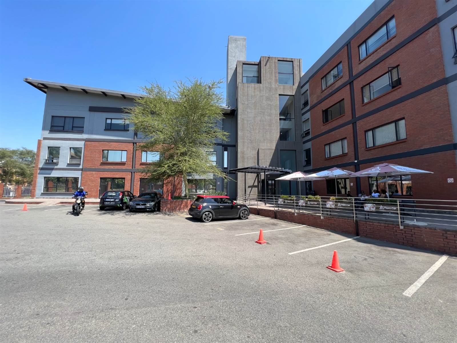 395  m² Commercial space in Sunninghill photo number 1