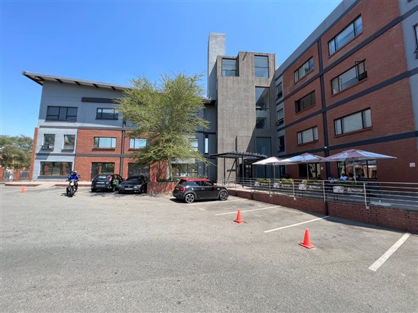 395  m² Commercial space in Sunninghill