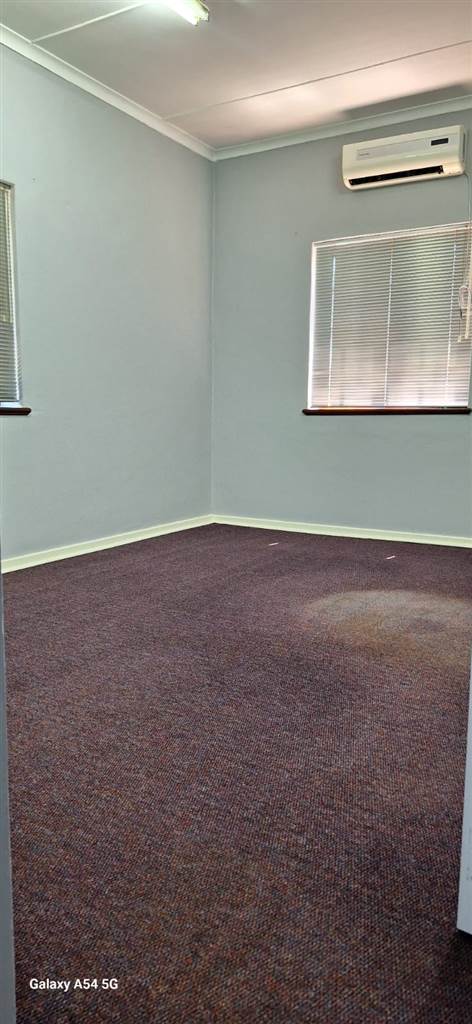 127  m² Office Space in Uitenhage Central photo number 10
