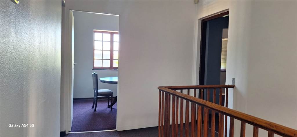 127  m² Office Space in Uitenhage Central photo number 12
