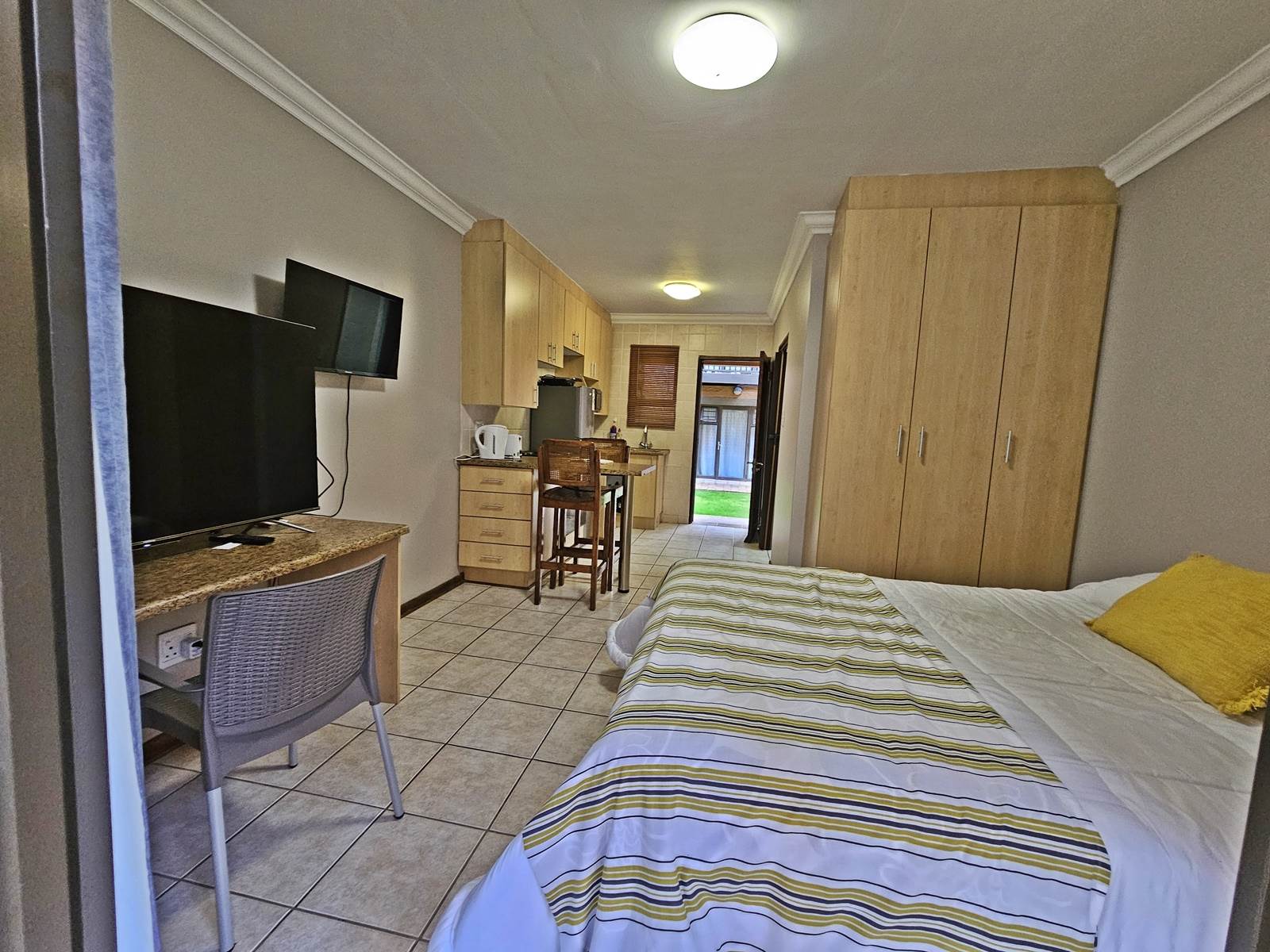 1 Bed Apartment in Spitskop photo number 9