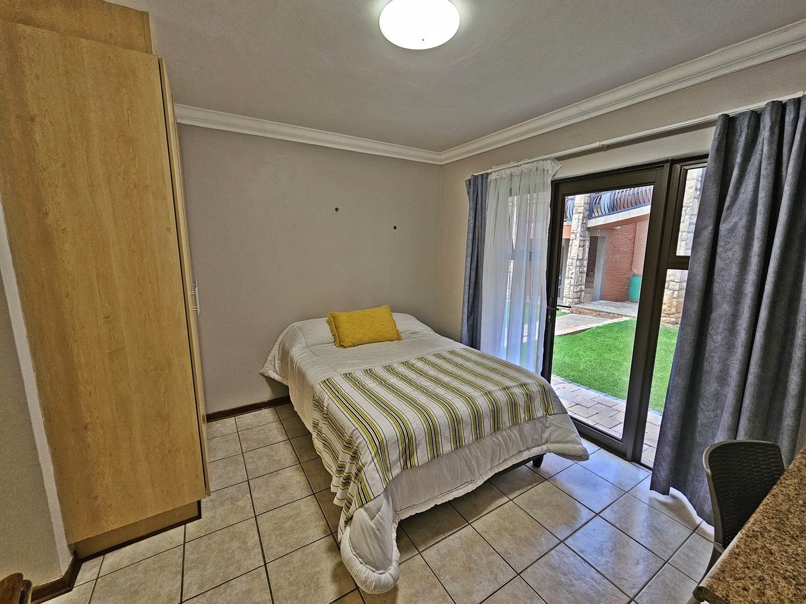 1 Bed Apartment in Spitskop photo number 7