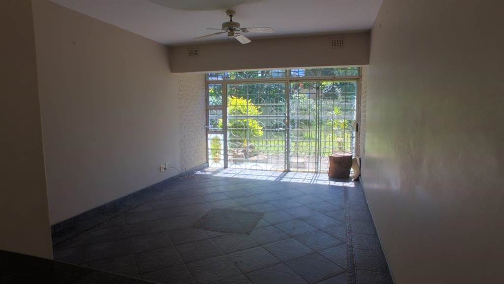 3 Bed Apartment in Pinetown Central photo number 4