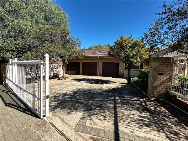 4 Bedroom House 4 Bedroom House