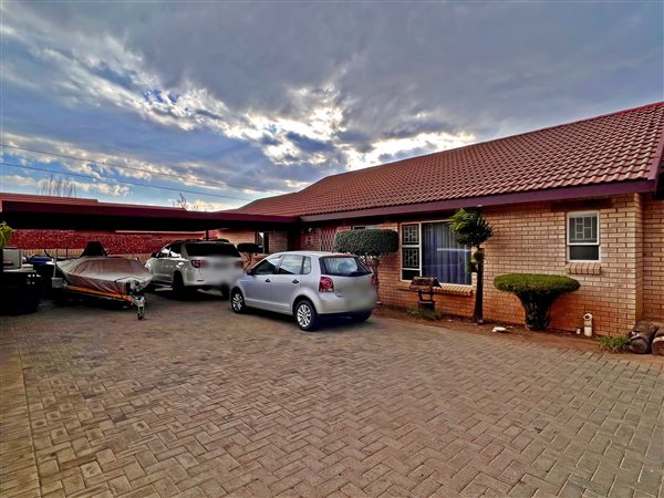 3 Bedroom Townhouse 3 Bedroom Townhouse