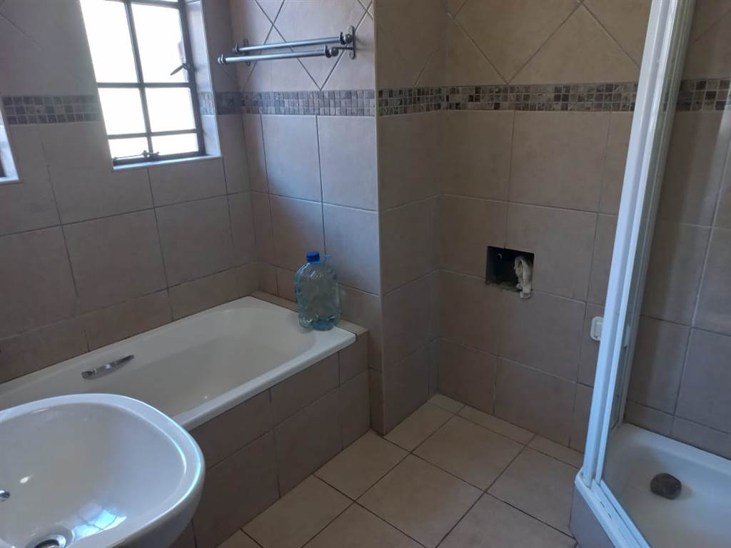 1 Bed Flat in Witbank photo number 8