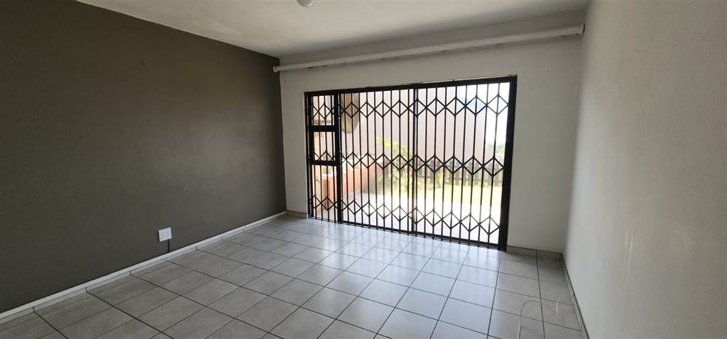 3 Bed Apartment in Winklespruit photo number 8
