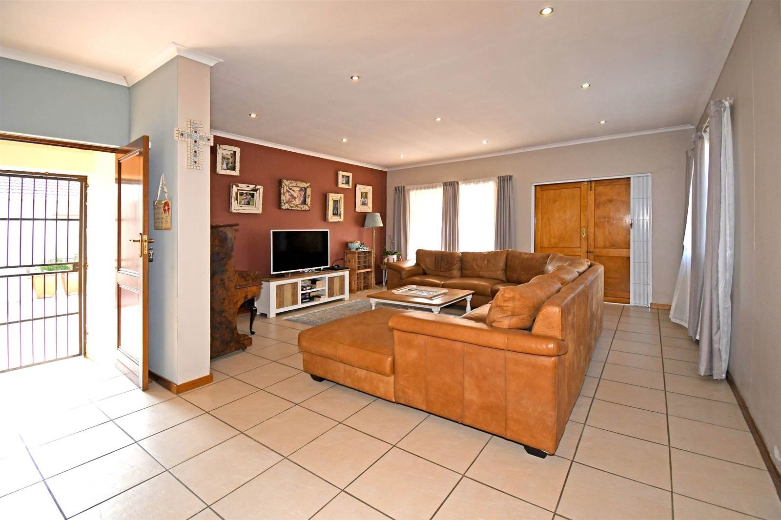 3 Bed House in Fontainebleau photo number 8