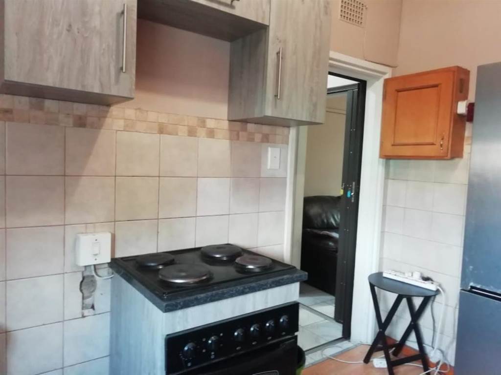 2 Bed Apartment in Witbank Central photo number 12