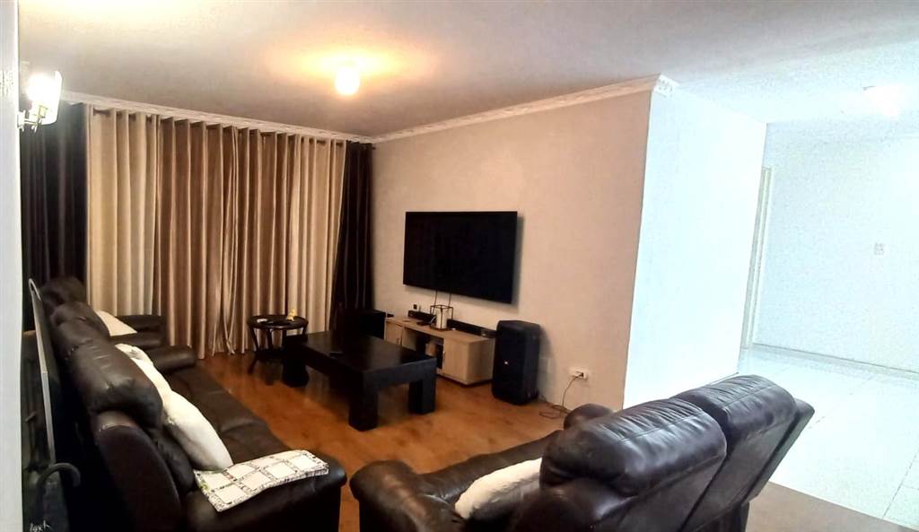 3 Bed Apartment in Sunninghill photo number 5
