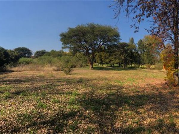 6600 m² Land available in North Riding AH