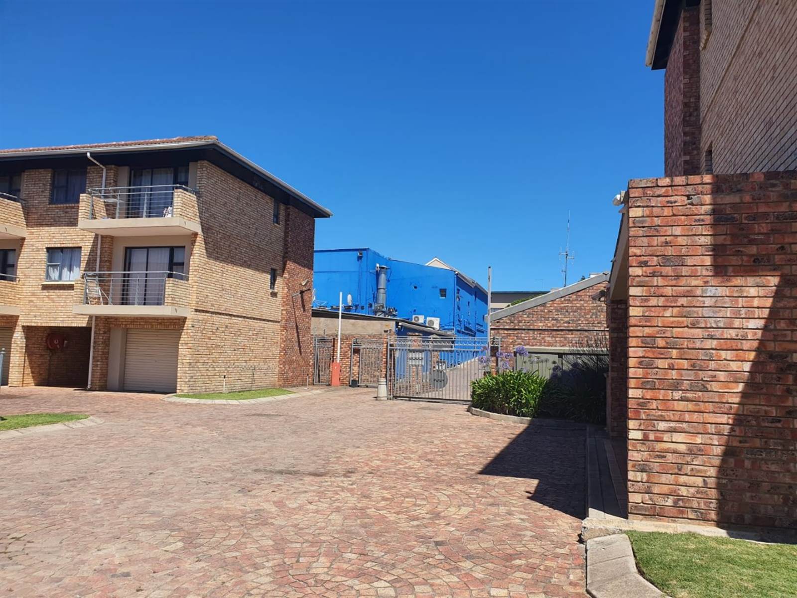 3 Bed Apartment in Grahamstown Central photo number 3