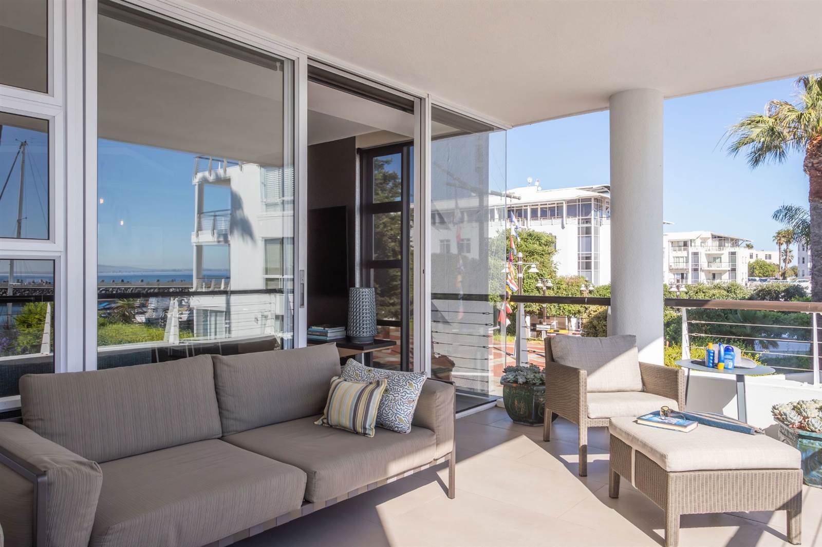 2 Bed Apartment in Mouille Point photo number 17
