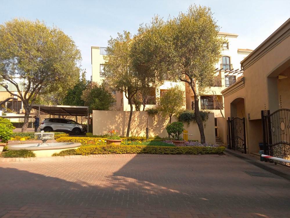 1 Bed Apartment in Lonehill photo number 28