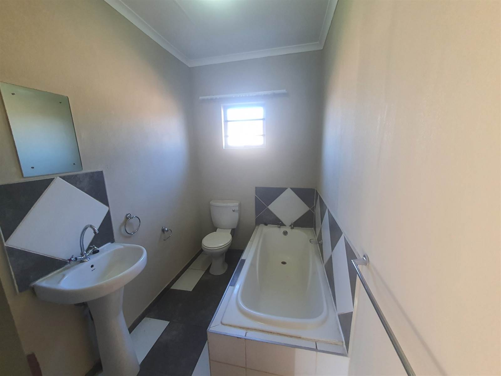 3 Bed Apartment in Bloemfontein Farms photo number 12