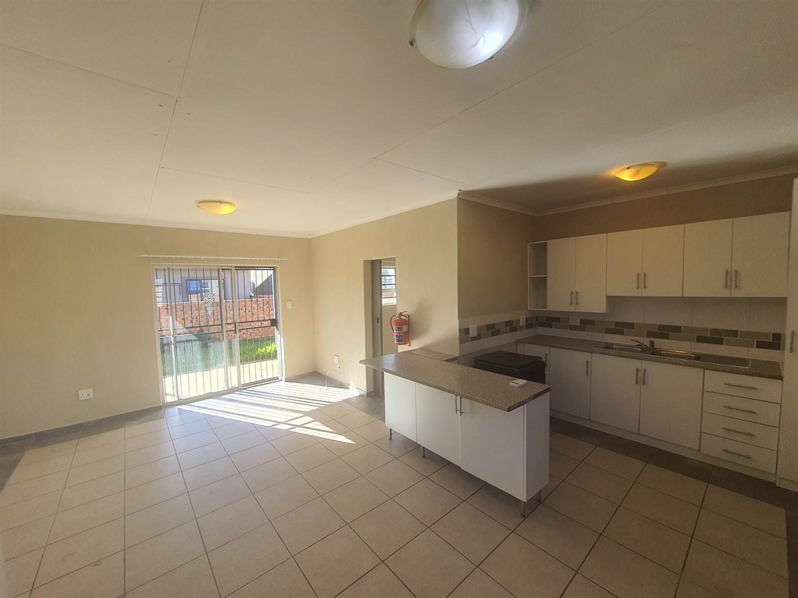 3 Bed Apartment in Bloemfontein Farms photo number 5