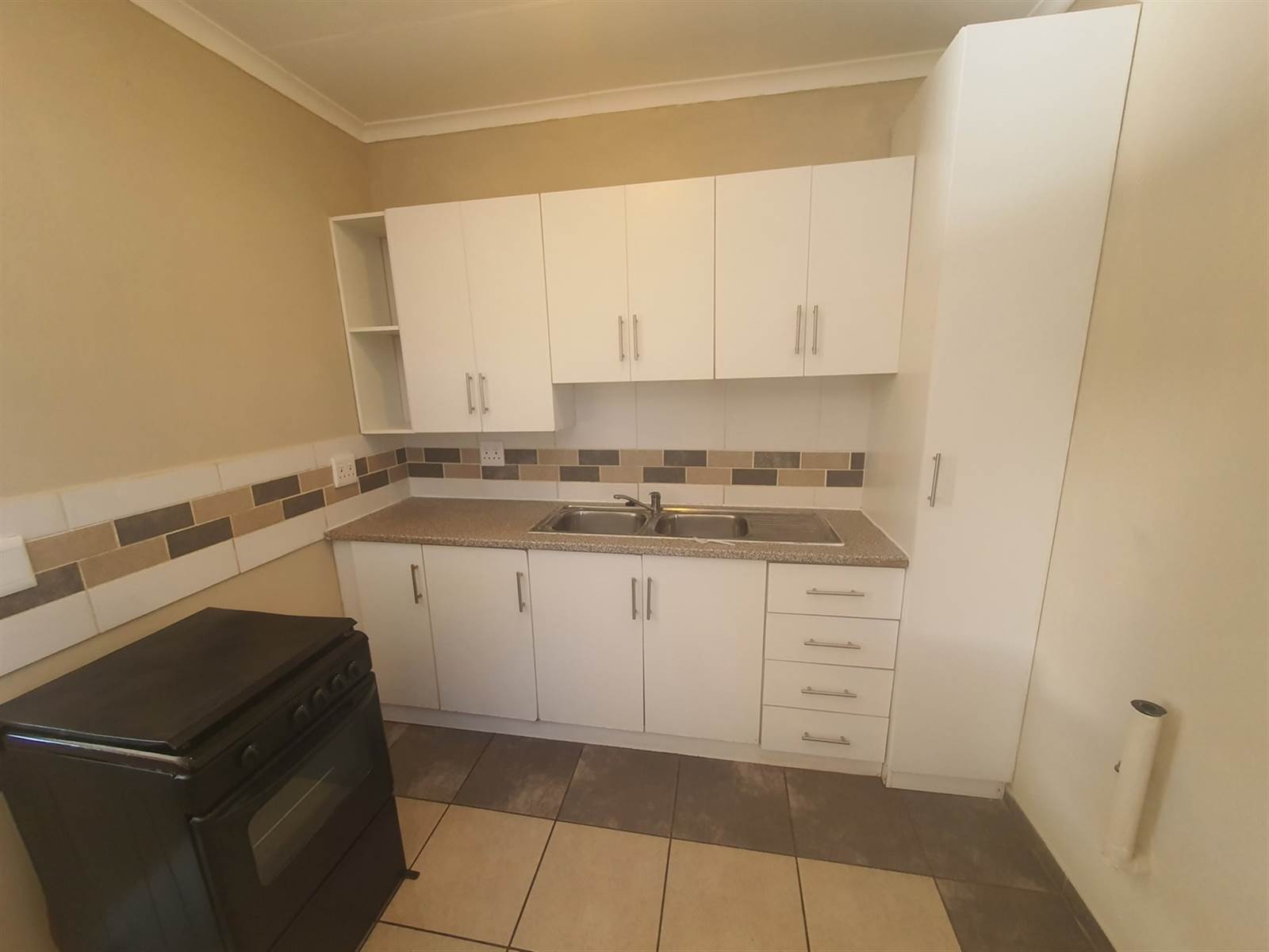 3 Bed Apartment in Bloemfontein Farms photo number 4