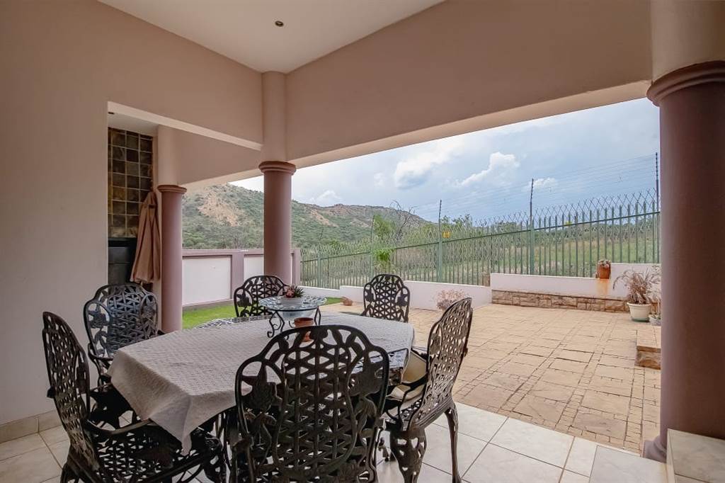 4 Bed House in Magaliesberg Country Estate photo number 9