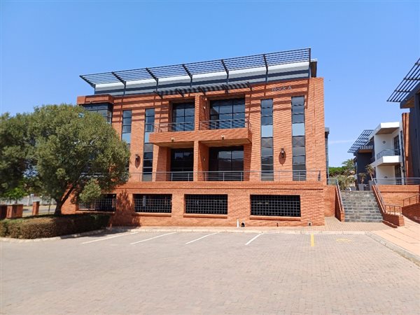 148  m² Commercial space