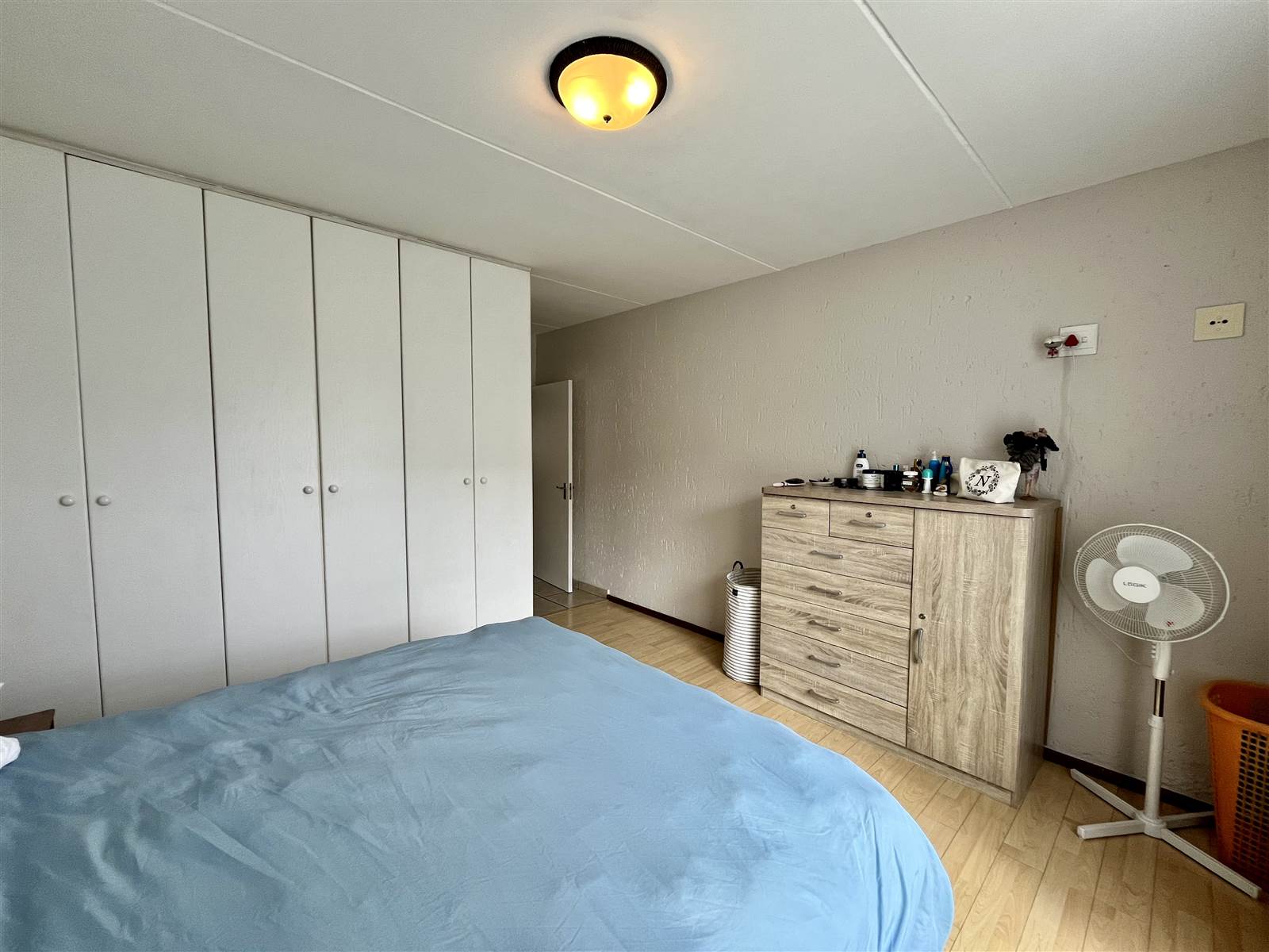 2 Bed Apartment in Paulshof photo number 8