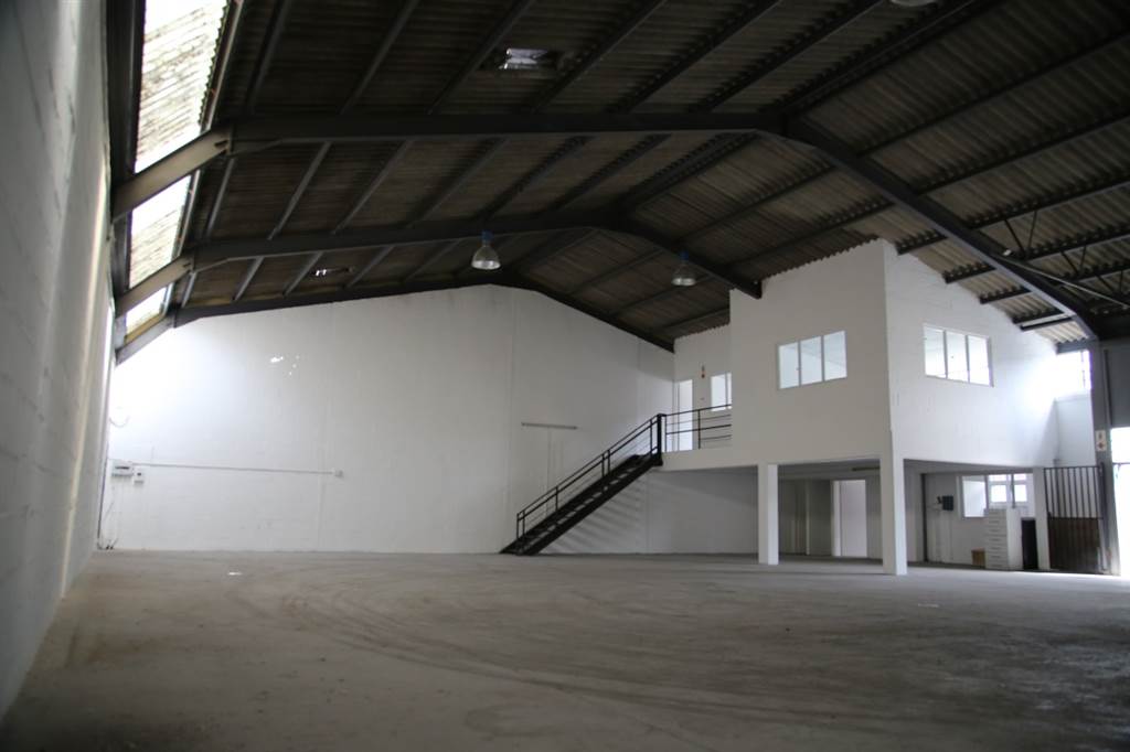 385  m² Industrial space in Steenberg photo number 1