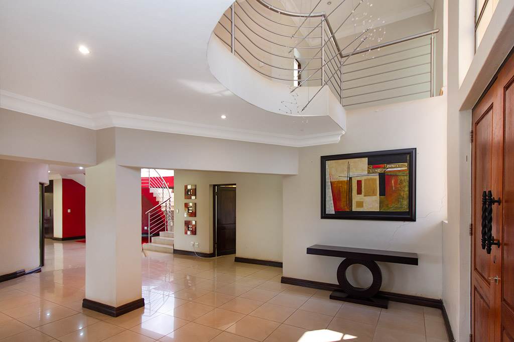 5 Bed House in Rietvlei View photo number 4