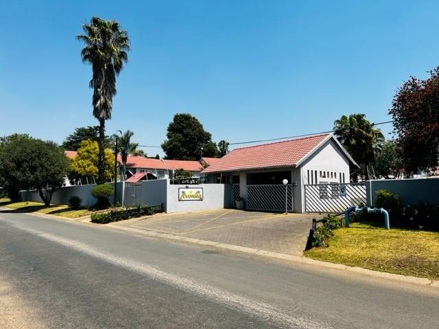 3 Bed Townhouse in Glen Marais photo number 3