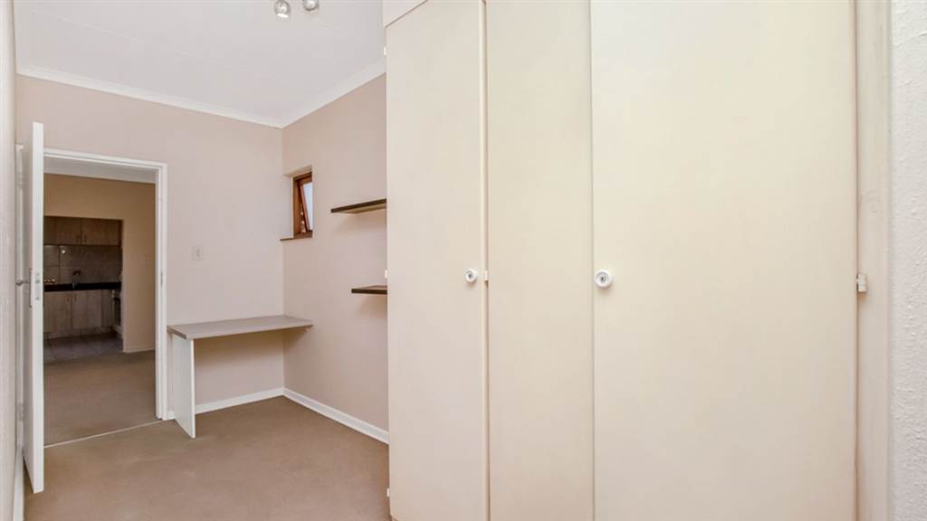 2 Bed Apartment in Atholl photo number 5
