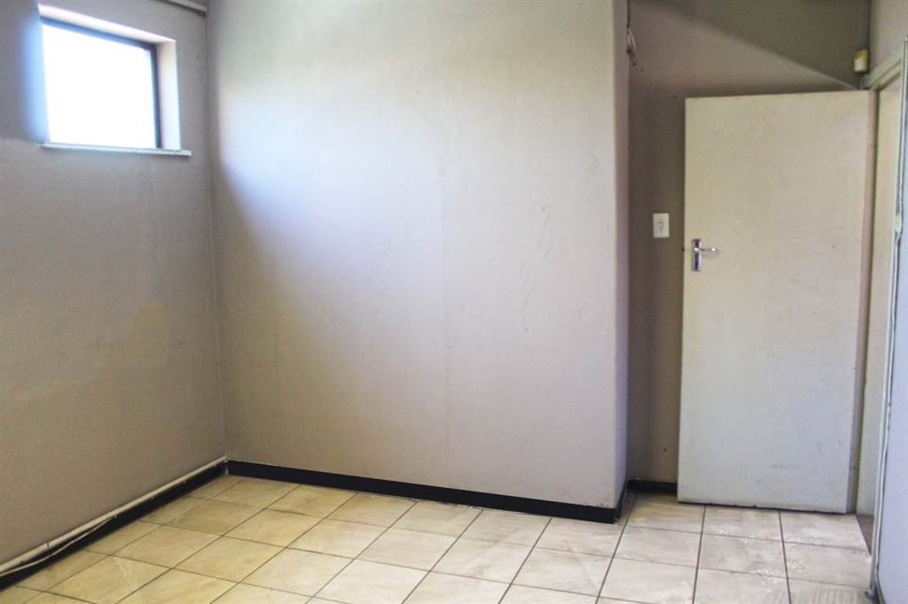 220  m² Office Space in Mobeni photo number 13