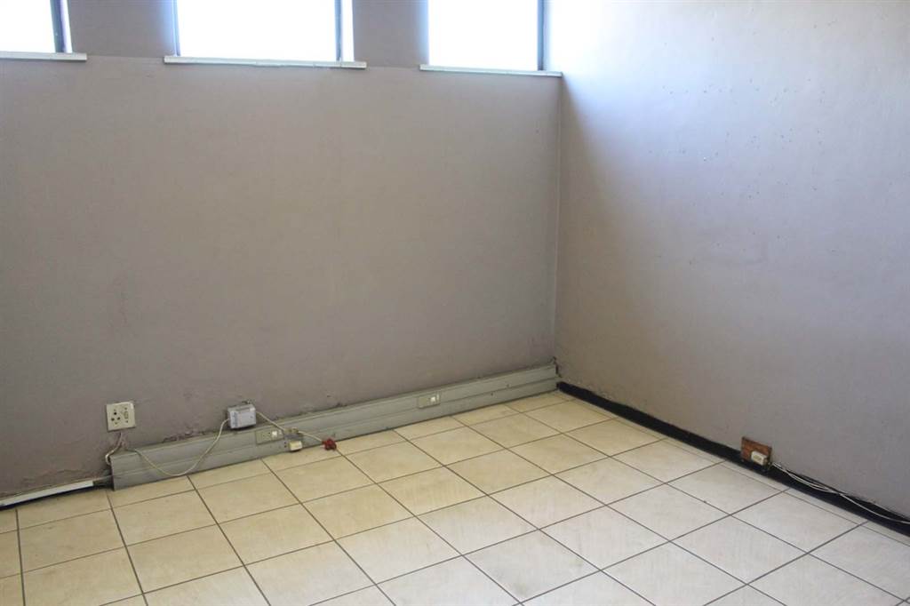220  m² Office Space in Mobeni photo number 10