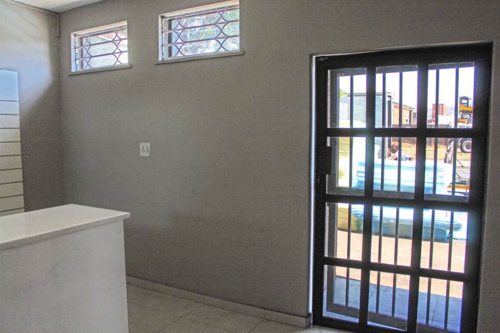 220  m² Office Space in Mobeni photo number 3