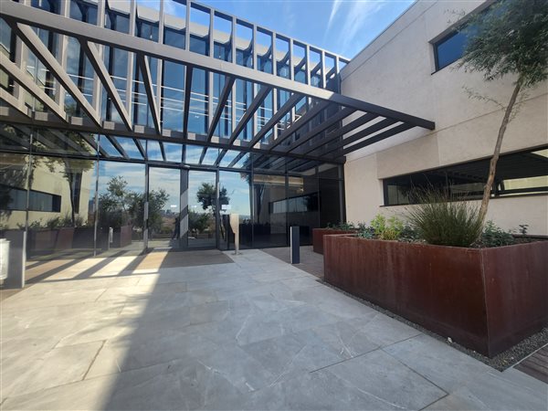 236  m² Commercial space