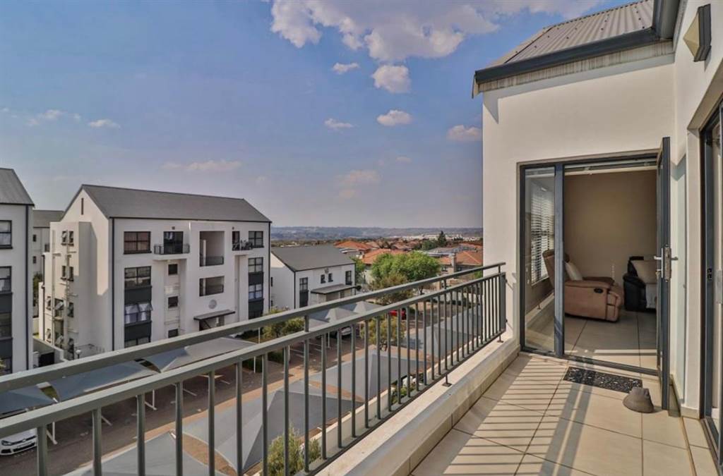 1 Bed Apartment in Greenstone Hill photo number 2
