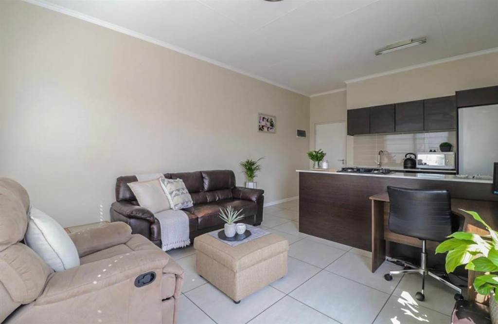 1 Bed Apartment in Greenstone Hill photo number 4