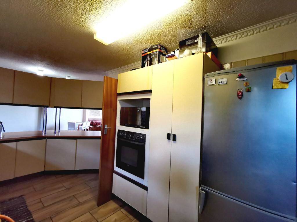 3 Bed Apartment in Murrayfield photo number 12