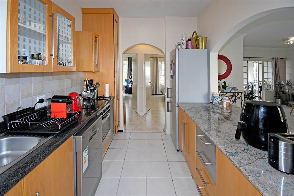 2 Bed Apartment in Craighall photo number 4