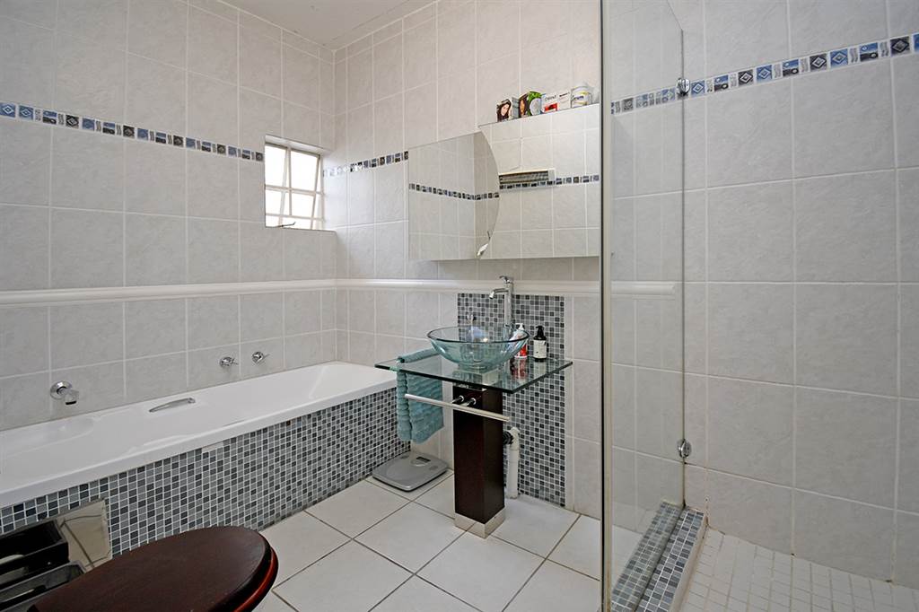 2 Bed Apartment in Craighall photo number 14