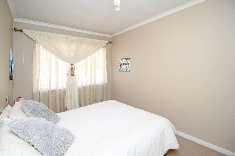 2 Bed Townhouse in Sundowner photo number 13