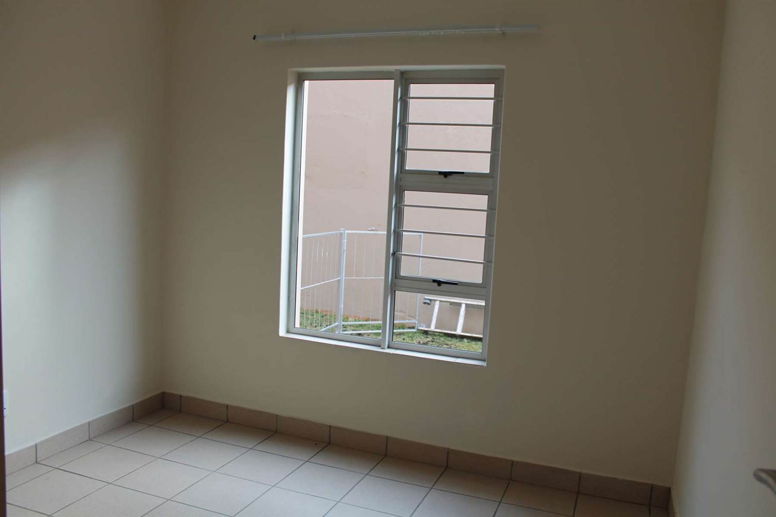 2 Bed Apartment in Parktown Estate photo number 12