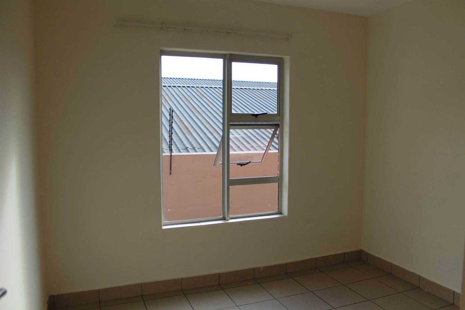 2 Bed Apartment in Parktown Estate photo number 23