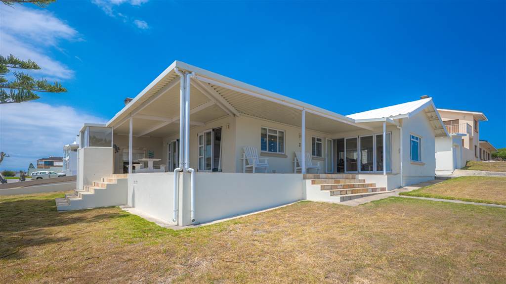 4 Bed House in Struisbaai photo number 4